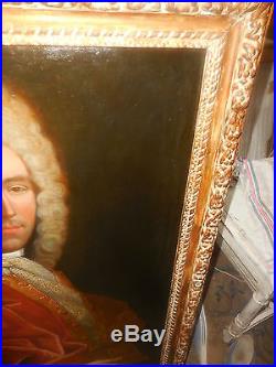 Ecole FRANCAISE début du XVIIIe grand Portrait d'homme tenant une tabatière